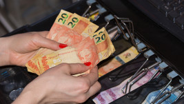 Dinheiro em espécie como o papel-moeda chegou ao Brasil